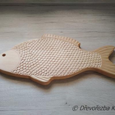 Kapr - kuchyňské prkénko (jiný výrobce), dořezba šupin a ploutví