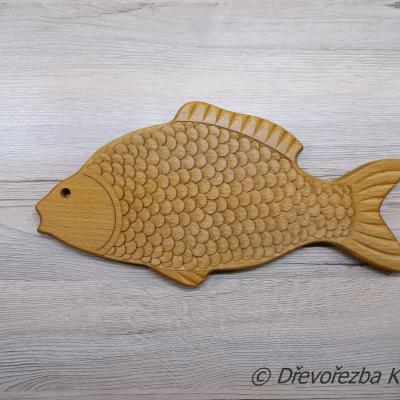 Kapr - dekorativní kuchyňské prkénko (jiný výrobce), dořezba šupin a ploutví
